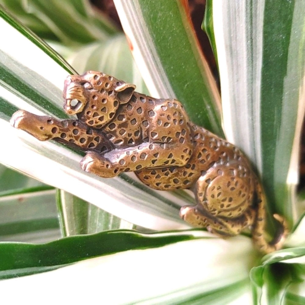 VTG JJ Brass Leopard Brooch